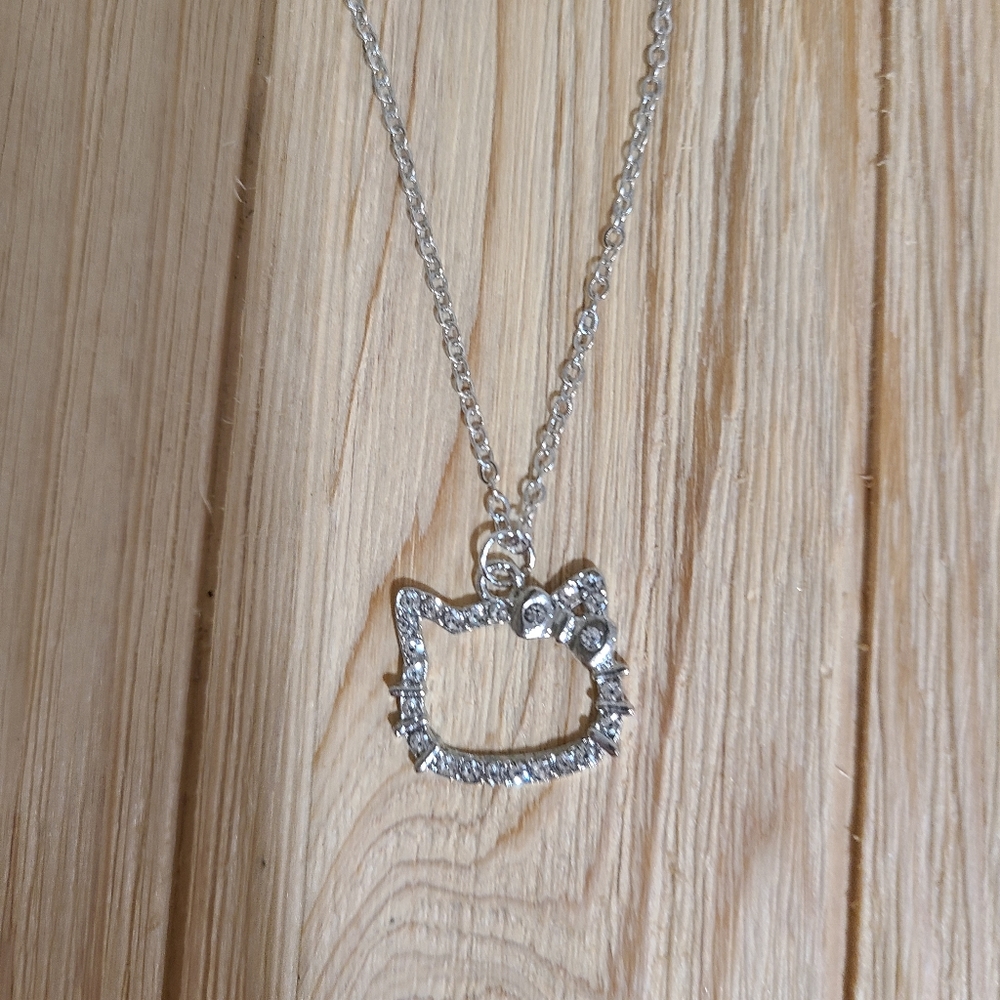 💜💜NEW💜💜PRECIOUS!! HELLO KITTY NECKLACE in SILVER 💜💜 - Picture 7 of 9